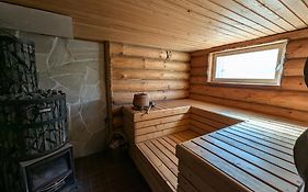 Tilava huone rannan lähellä